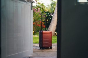 Maleta de viaje a la salida de casa