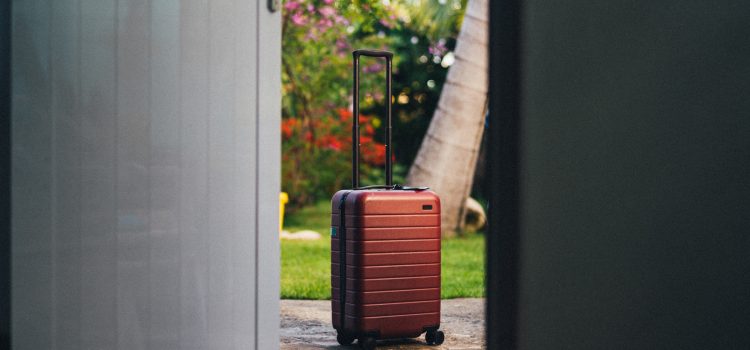 Maleta de viaje a la salida de casa