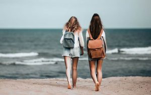 Personas con bolsos en la playa