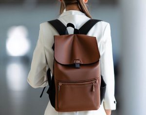 Las persona van con mochilas a la oficina
