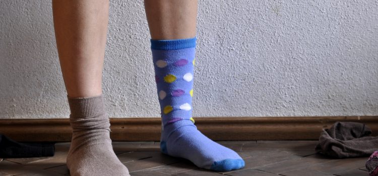 Calcetines de diferente color puestos en los pies