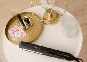 Plancha de pelo sobre mesa