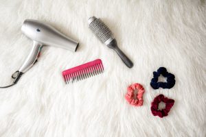 Combinación de secador, peines y gomas de pelo