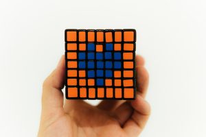 Cubo con un corazón dibujado