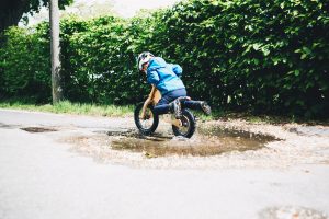 El dominio del equilibrio en la bicicleta pasa por hacerlo en una bicicleta sin pedales, donde los pies están más cerca del suelo.