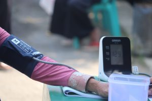 Persona controlándose la tensión con uno de los tensiómetros
