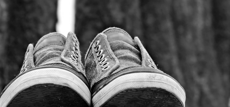 Zapatillas sin cordones en blanco y negro.
