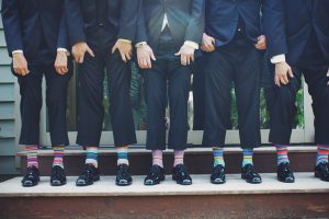 Personas de traje con calcetines de diferentes colores