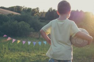 Niños con camiseta amarilla
