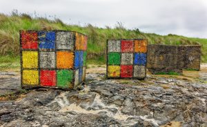 Cubos de Rubik gigante en una playa