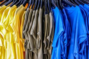 Camisetas sobre perchas