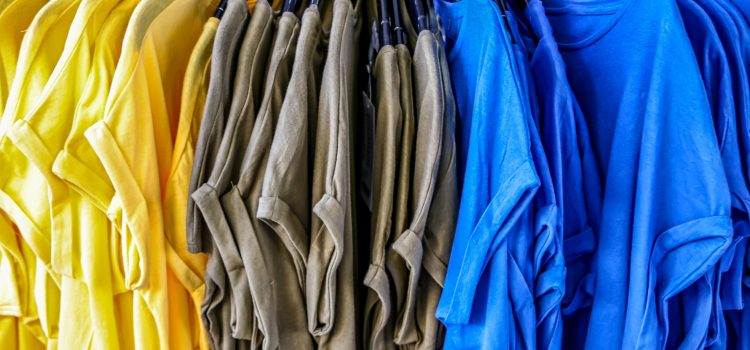 Camisetas sobre perchas