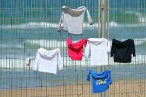 Camisetas sobre una valla metálica