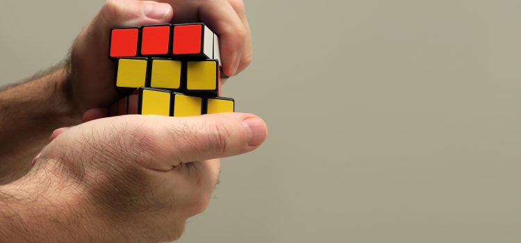 Cubo de Rubik en uso