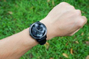 Smartwatch colocado sobre muñeca