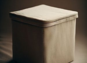 En los cubos de almacenaje y estanterías el cubo gris de almacenaje