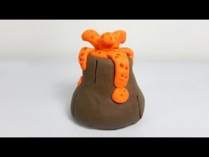 Plastilina moldeada en forma de volcán