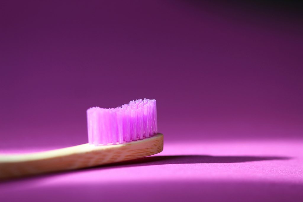 Cepillo de dientes con cerdas de color violeta