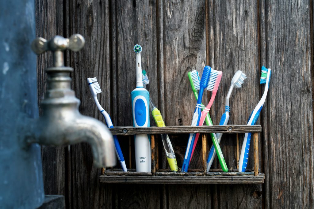 Cepillos de dientes en un cuarto de baño