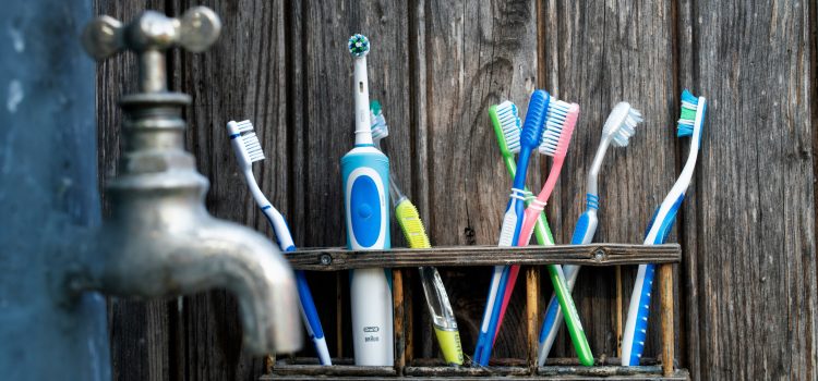 Cepillos de dientes en un cuarto de baño