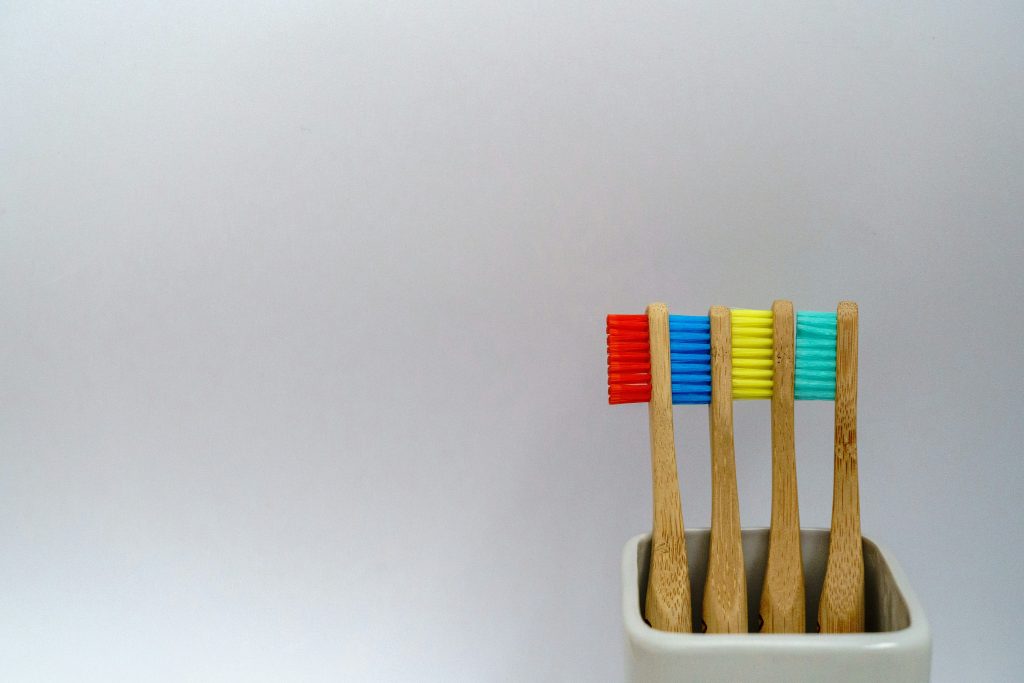 Cepillos de dientes sobre un tarro