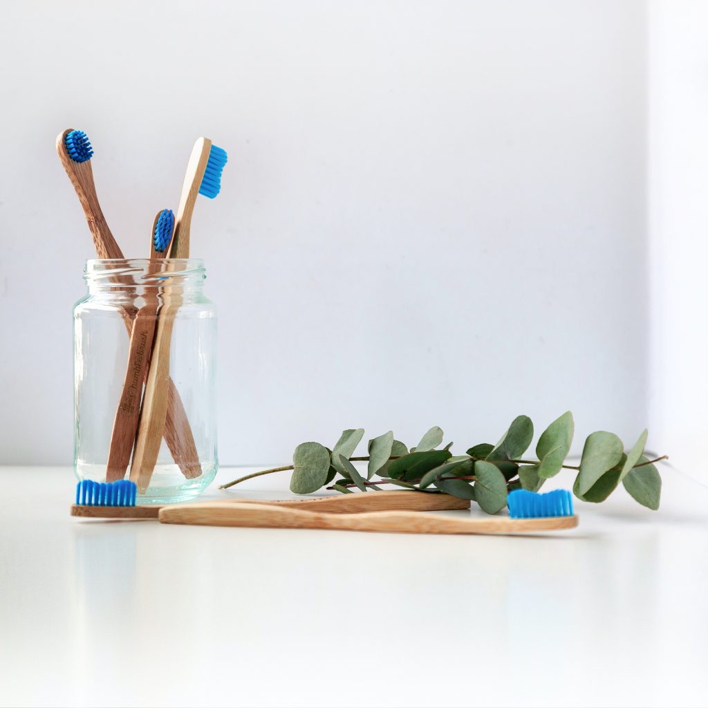 Cepillos de dientes con las cerdas azules.